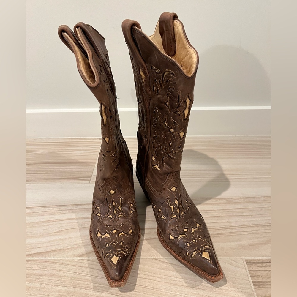 Leather Cowboy boots with embroidery inlay